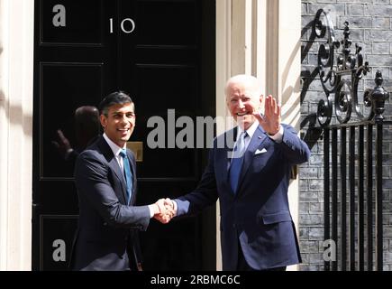 Londres, Royaume-Uni, 10 juillet 2023. Le Premier ministre britannique et le président américain Joe Biden se sont accueillis chaleureusement à Downing Street ce matin, malgré le désaccord public au sein de l'alliance sur la récente décision des États-Unis d'envoyer des bombes à fragmentation pour aider l'Ukraine. Biden partait ensuite pour rencontrer le roi Charles à Windsor. Crédit : Monica Wells/Alamy Live News Banque D'Images