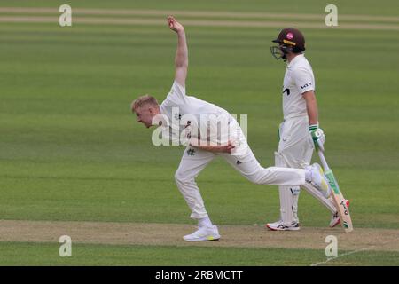 Londres, Royaume-Uni. 10 juillet 2023. Lyndon James bowling dans le rôle de Surrey affrontera Nottinghamshire dans le championnat du comté au Kia Oval, le premier jour. Crédit : David Rowe/Alamy Live News Banque D'Images