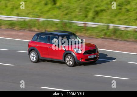 2015 Red Mini Countryman Start/Stop car SUV essence 1598 cc roulant à grande vitesse sur l'autoroute M6 dans le Grand Manchester, Royaume-Uni Banque D'Images