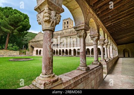 Cloître roman du monastère Saint Michel de Cuxa, Abbaye Saint Michel de Cuxa, Prades, Pyrénées, France Banque D'Images