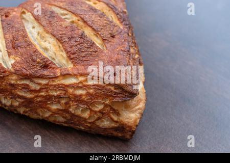 Le coin bretzel est préparé avec du vrai beurre. La pâte danoise corsée est recouverte d'une couche de lessive. Banque D'Images