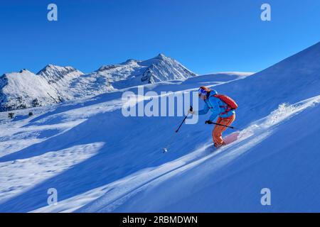 Femme sur la randonnée de ski descend de Schönbichl, Schönbichl, Zillertal Alpes, Tyrol, Autriche Banque D'Images