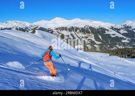 Femme sur la randonnée de ski descend de Schönbichl, Schönbichl, Zillertal Alpes, Tyrol, Autriche Banque D'Images