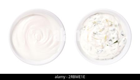 Yaourt à la crème et tzatziki, dans des bols blancs. Yaourt à la crème brassée à haute teneur en matières grasses. Pure (côté gauche), et comme sauce grecque. Banque D'Images
