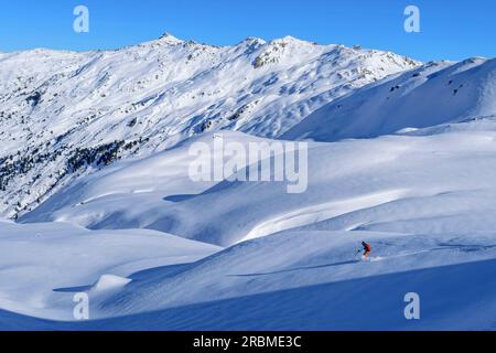 Femme sur la randonnée de ski descend de Rosskopf, Rosskopf, Hochfügen, Tux Alpes, Tyrol, Autriche Banque D'Images