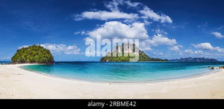 Panorama tropical de plage avec sable blanc et eau claire, mer d'Andaman, Thaïlande Banque D'Images