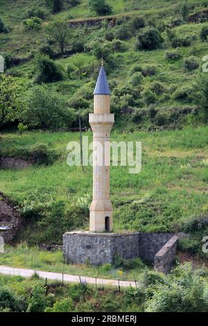 Le minaret de la mosquée du Bazar est situé dans le quartier Suleymaniye de Gumushane. Banque D'Images