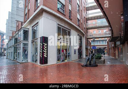 (230710) -- JOHANNESBURG, 10 juillet 2023 (Xinhua) -- Une statue tombe de neige à Melrose Arch à Johannesburg, Afrique du Sud, le 10 juillet 2023. (Xinhua/Zhang Yudong) Banque D'Images