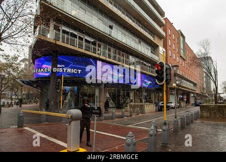 (230710) -- JOHANNESBURG, 10 juillet 2023 (Xinhua) -- Un piéton marche alors que la neige tombe à Melrose Arch à Johannesburg, Afrique du Sud, le 10 juillet 2023. (Xinhua/Zhang Yudong) Banque D'Images