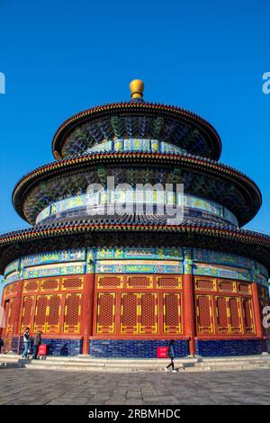 Un mur extérieur peint en bois coloré de la salle de prière principale au Temple of Heaven à Pékin, en Chine. Ciel bleu avec espace de copie pour le texte Banque D'Images