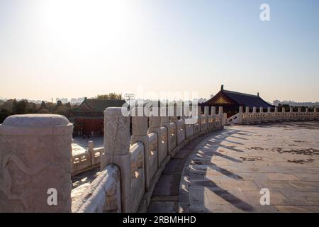 Balustrade en pierre dans le temple chinois du ciel, Pékin, Chine. Ciel bleu clair avec espace de copie pour le texte Banque D'Images