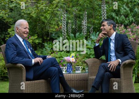 Londres, Royaume-Uni. 10 juillet 2023. Le président AMÉRICAIN Joe Biden rencontre le Premier ministre du Royaume-Uni, Rishi Sunak, au 10 Downing Street à Londres, en Angleterre, le lundi 10 juillet 2023. Biden effectue une courte visite pour rencontrer le Premier ministre Rishi Sunak et le roi Charles III pour la première fois depuis son couronnement en mai, avant le sommet de l'OTAN de 2023 à Vilnius, en Lituanie. Photo Simon Walker/No 10 Downing Street/ crédit : UPI/Alamy Live News Banque D'Images