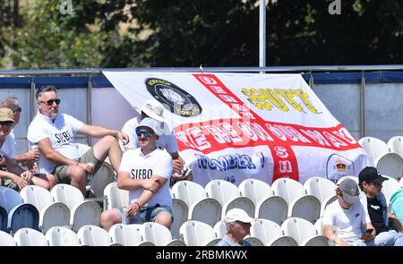 Hove UK 10th juillet 2023 - les fans du Derbyshire profitent d'une belle matinée chaude et ensoleillée contre Sussex pendant la première journée de leur match de cricket LV= Insurance County Championship au 1st Central County Ground à Hove : Credit Simon Dack /TPI/ Alamy Live News Banque D'Images