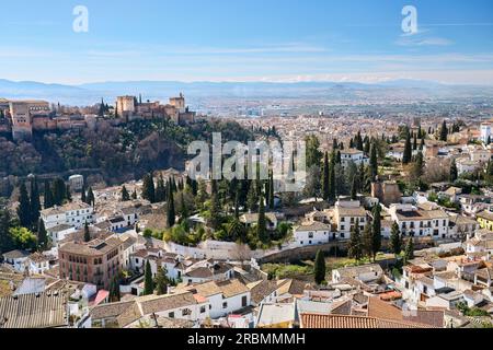 Vue aérienne de l'Albaicin et Sacromonte quartier de Grenade avec l'Alhambra en arrière-plan, Andalousie, Espagne Banque D'Images