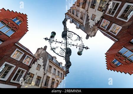 Double exposition d'un lampadaire orné et de maisons étagées gables à Bruges, Belgique. Banque D'Images