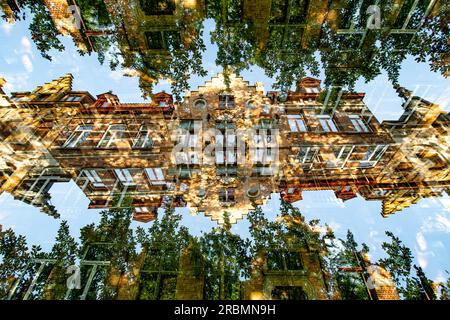 Double exposition d'une maison à pignon étagée et des arbres filtrant la lumière du soleil à Bruges, Belgique. Banque D'Images