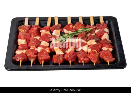 Brochette de bœuf. Brochettes de bœuf cru isolées sur fond blanc Banque D'Images