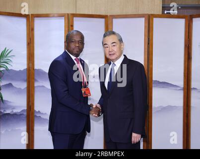 Pékin, Chine. 10 juillet 2023. Wang Yi, membre du Bureau politique du Comité central du Parti communiste chinois (PCC) et directeur du Bureau de la Commission des Affaires étrangères du Comité central du PCC, rencontre le ministre gabonais des Affaires étrangères Hermann Immongault à Pékin, capitale de la Chine, le 10 juillet 2023. Crédit : Liu Bin/Xinhua/Alamy Live News Banque D'Images