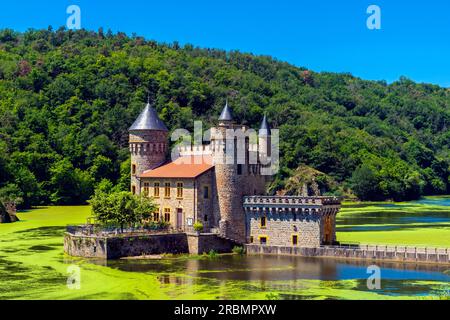 Le Château Saint Priest la Roche, France. Le château est situé sur la commune de Saint-Priest-la-Roche dans le département de la Loire. Le casting Banque D'Images