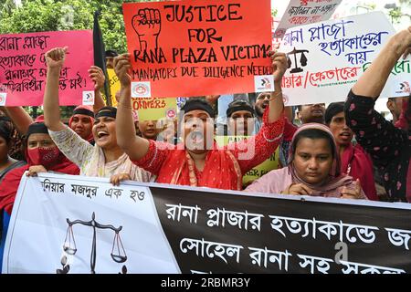 Dhaka, Bangladesh. 10 juillet 2023. Des militants de la Combined Garment Workers Federation ont organisé un rassemblement de protestation exigeant l'annulation de la libération sous caution du propriétaire de Rana Plaza, Shohel Rana et de tous les accusés, et la justice pour la victime de Rana Plaza, devant le National Press Club à Dhaka, Bangladesh, le 10 juillet 2023. Il y a dix ans, le bâtiment du Rana Plaza s'est effondré et a tué plus de 1 130 personnes. Crédit : Mamunur Rashid/Alamy Live News Banque D'Images