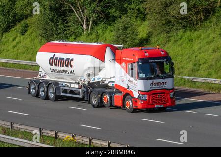 2020 Red Renault Trucks T (T) tracteur à mi-levage, avec remorque citerne arrière gauche 'Elland Road' Damac Transporters Ltd ; voyageant sur l'autoroute M6 dans le Grand Manchester, Royaume-Uni Banque D'Images