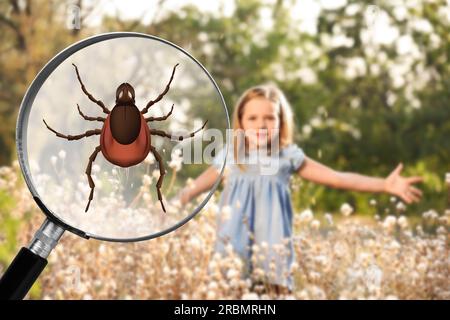 Danger saisonnier des loisirs de plein air. Fille jouant dans la nature. Illustration de la loupe avec coche, mise au point sélective Banque D'Images