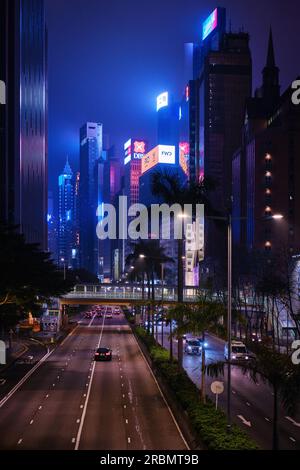 Hong Kong, Chine - avril 28 2023 : lumières nocturnes des villes et gratte-ciel Banque D'Images