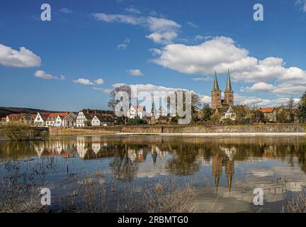 Vue sur la Weser à la vieille ville de Höxter avec mairie et Kilianikirche, Höxter, Rhénanie du Nord-Westphalie, Allemagne Banque D'Images