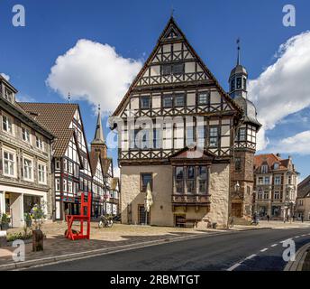 Hôtel de ville dans la vieille ville de Höxter, en arrière-plan une tour de la Kilianikirche, Höxter, Weserbergland, Rhénanie du Nord-Westphalie, Allemagne Banque D'Images