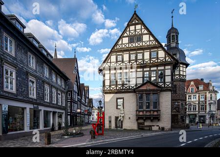 Vieille ville de Höxter : bâtiments résidentiels historiques et hôtel de ville à la lumière du soir, Rhénanie du Nord-Westphalie, Allemagne Banque D'Images