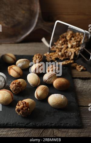 Biscuits maison fraîchement cuits en forme de noix sur une table en bois Banque D'Images