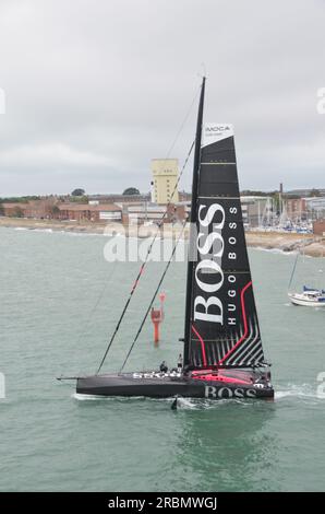 Hugo Boss Racing Yacht naviguant hors de Portsmouthn Banque D'Images