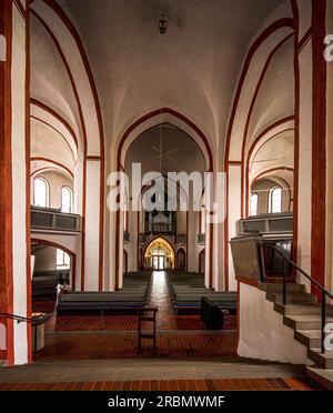 Vue depuis le choeur à travers la nef, en arrière-plan l'orgue Kemper et l'original de la couronne, Nikolaikirche, Siegen ; Rhénanie-du-Nord-Westphalie Banque D'Images