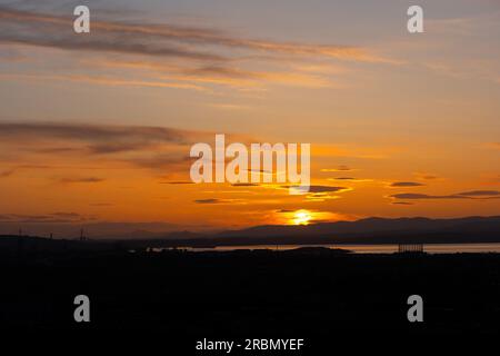 Ciel de coucher de soleil au-dessus de Firth of Forth vu de la colline de Calton à Édimbourg, Écosse, Royaume-Uni. Banque D'Images
