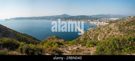 Baie de Javea vue de Cabo San Antonio, Costa Blanca, Espagne Banque D'Images