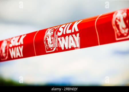 Région de Chelyabinsk, Russie - 10 juillet 2017 : bande rouge avec l'inscription 'Silk Way' Banque D'Images