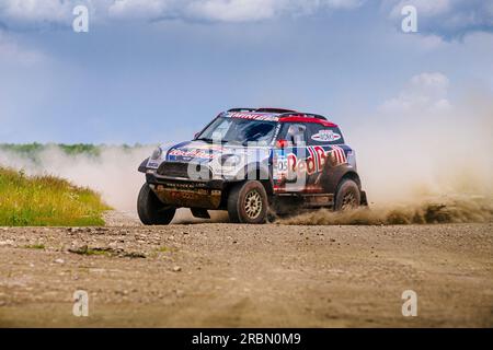 Région de Chelyabinsk, Russie - 10 juillet 2017 : Mini cross-country car avec la publicité 'Red Bull' lors du rallye 'Silk Way' Banque D'Images