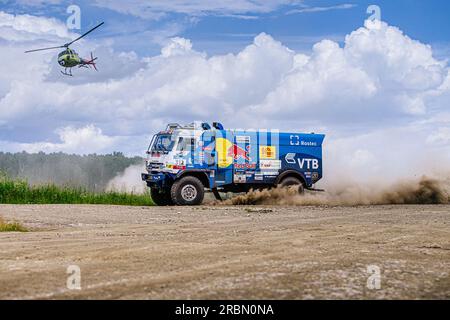 Région de Chelyabinsk, Russie - 10 juillet 2017 : camion de fond Kamaz c hélicoptère d'escorte lors du rallye 'Silk Way' Banque D'Images