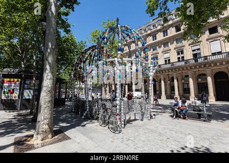 Le kiosque des noctambules, oeuvre de Jean-Michel Othoniel formant l'entrée de la station de métro Palais Royal - Musée du Louvre. Place Colette. Paris Banque D'Images