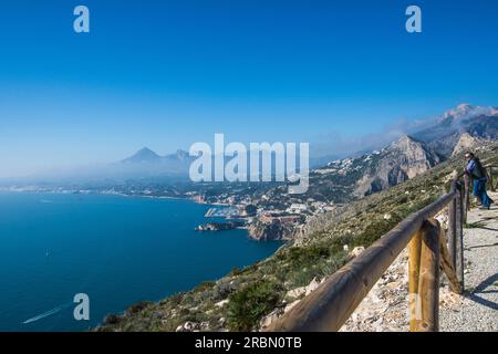 Costa Blanca vue sur la baie d'Altea-Mascarat et la région d'Aitana en arrière-plan, Espagne Banque D'Images