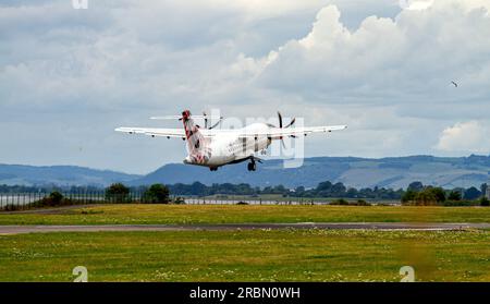 Dundee, Tayside, Écosse, Royaume-Uni. 10 juillet 2023. Le temps à Tayside, en Écosse, est lumineux et chaud avec des températures atteignant 22°C. Avion Loganair G-LMRD décollant pour l'aéroport de Sumburgh, Shetland (îles Shetland) à l'heure à 12,30 h. L'avion bipropulseur Loganair de SAAB décolle de l'aéroport de Dundee Riverside. Crédit : Dundee Photographics/Alamy Live News Banque D'Images