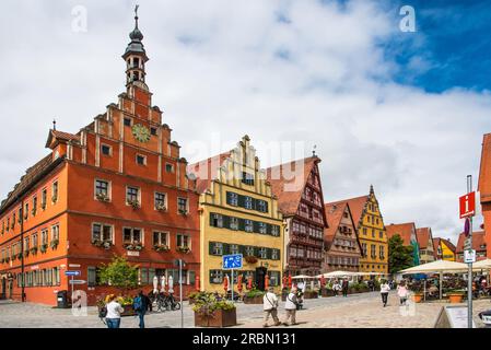 Dinkelsbühl, route romantique, marché aux vins avec ses façades médiévales, Bavière Allemagne. Banque D'Images