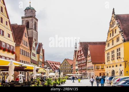 Dinkelsbühl, marché aux vins avec ses façades médiévales, Bavière, Allemagne. Banque D'Images