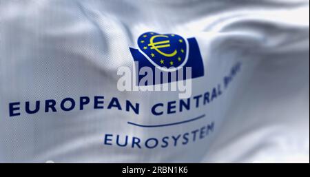 Francfort, DE, juin 28 2023 : gros plan du drapeau de la Banque centrale européenne agitant dans le vent. Illustration éditoriale 3d rendu d'illustration. Sélectif f Banque D'Images