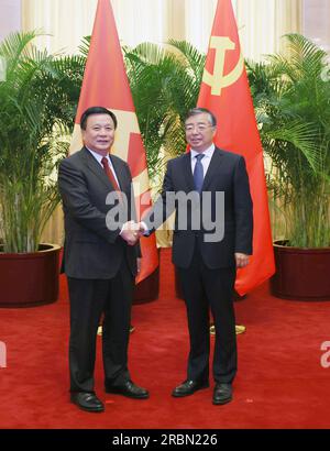 Pékin, Chine. 10 juillet 2023. Li Shulei, membre du bureau politique du comité central du Parti communiste chinois (PCC) et chef du département de la publicité du comité central du PCC, s'entretient avec Nguyen Xuan Thang, membre du Politburo du comité central du Parti communiste vietnamien (CPV), président de l'Académie nationale de politique Ho Chi Minh et président du Conseil théorique central, à Pékin, capitale de la Chine, le 10 juillet 2023. Crédit : Wang Ye/Xinhua/Alamy Live News Banque D'Images