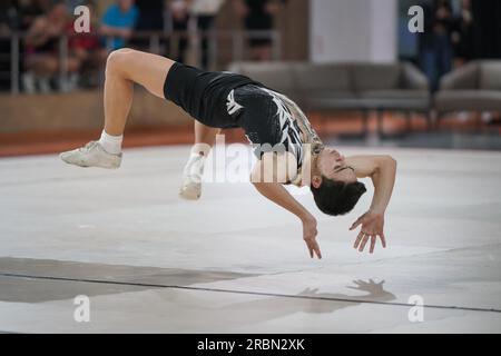 ISTANBUL, TURKIYE - 01 AVRIL 2023 : un athlète indéfini se produit lors des championnats turcs de gymnastique aérobie Banque D'Images