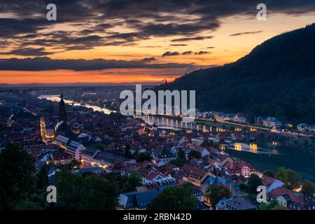 La vieille ville de Heidelberg avec la rivière Neckar et le Vieux Pont après le coucher du soleil. Image prise de terrain public. Allemagne. Banque D'Images