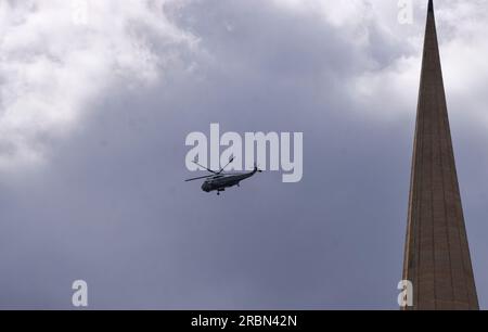 Londres, Royaume-Uni. 10 juillet 2023. L'hélicoptère Marine One survole le centre de Londres alors que le président américain Joe Biden visite au Royaume-Uni. Crédit : Vuk Valcic/Alamy Live News Banque D'Images