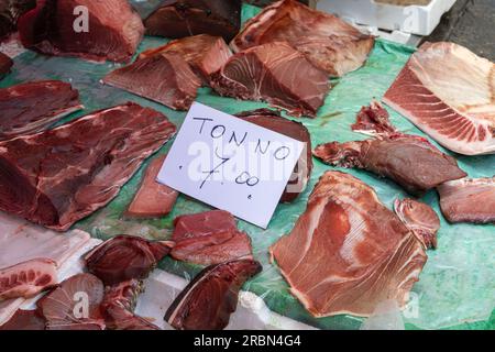 Thon frais vendu sur un marché en Italie avec le signe Tonno (traduction : thon) et le prix, horizontal Banque D'Images