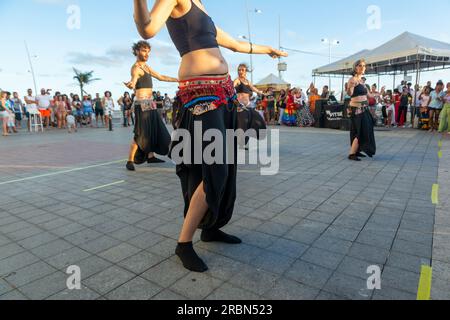 Salvador, Bahia, Brésil - 22 octobre 2022 : des artistes de rue sont vus lors d'un spectacle de danse du ventre à Farol da Barra, à Salvador, Bahia. Banque D'Images